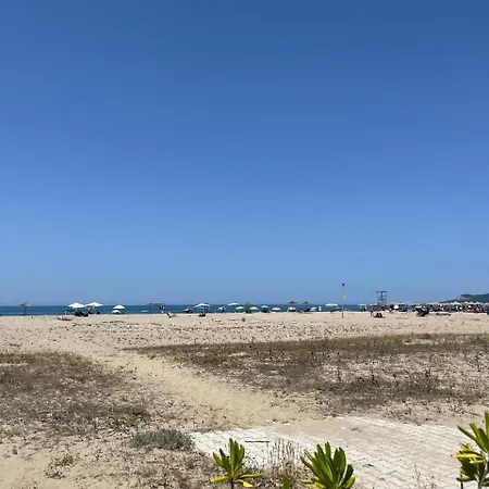 Your Lura Getaway شقة